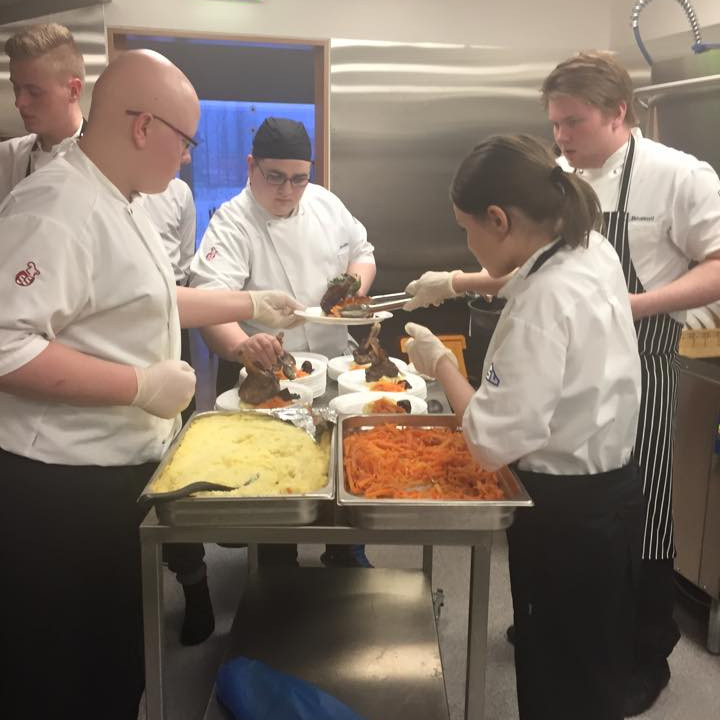 Styrktarkvöldverður hjá grunndeild matvæla- og ferðagreina