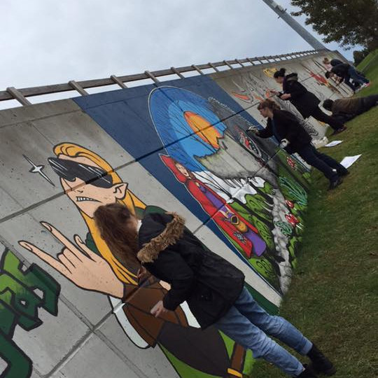 Landinn skoðar veggjalist