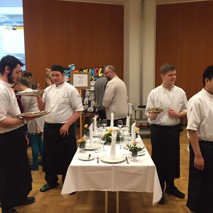 Nemendur í grunnnámi matvæla - og ferðagreina kynna verk sín á áfangamessu.