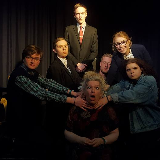 Leiklistarnemendur úr verkinu Morð, ásamt kennaranum sínum.