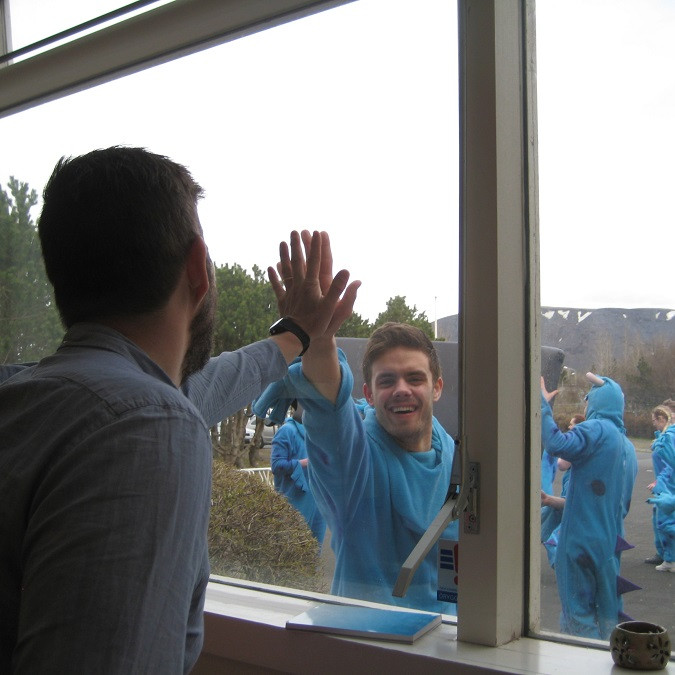 Blá skrímsli í heimsókn