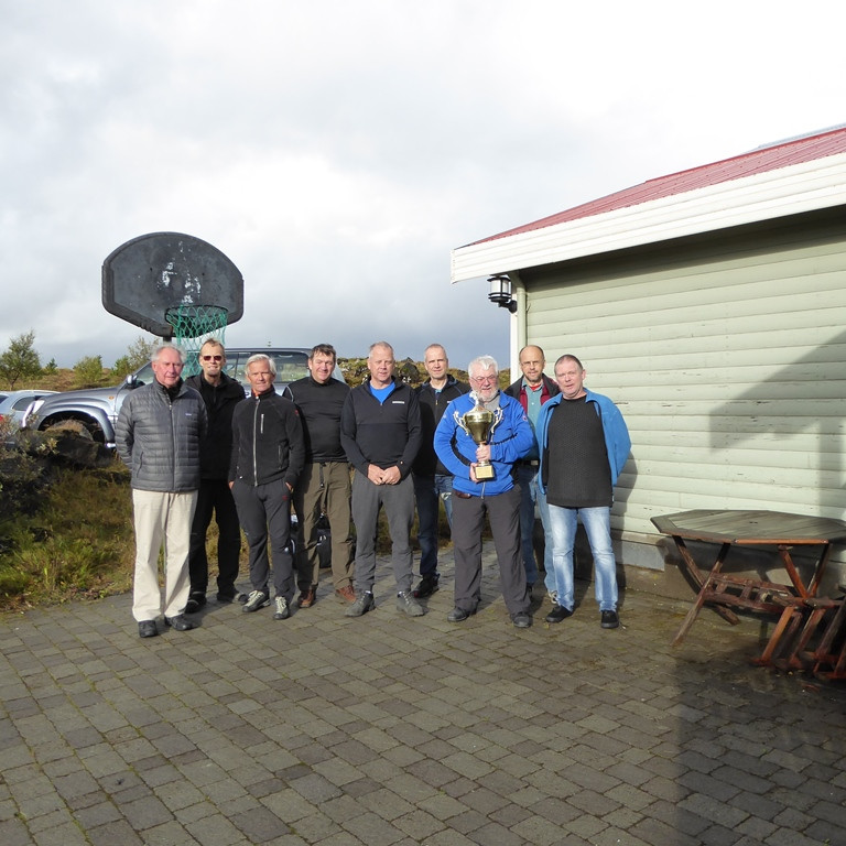 Haldið fast um bikarinn