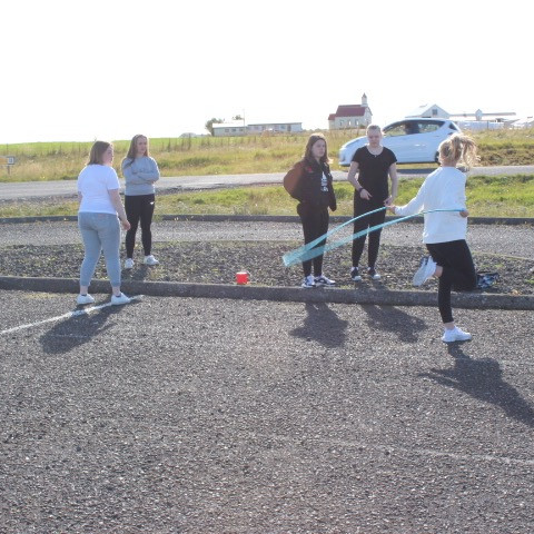 Nemendur kepptu í margskonar þrautum á nýnemadag.