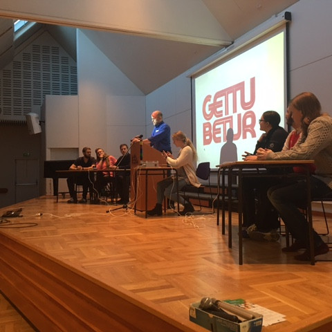 Lið kennara atti kappi við Gettu betur lið skólans.