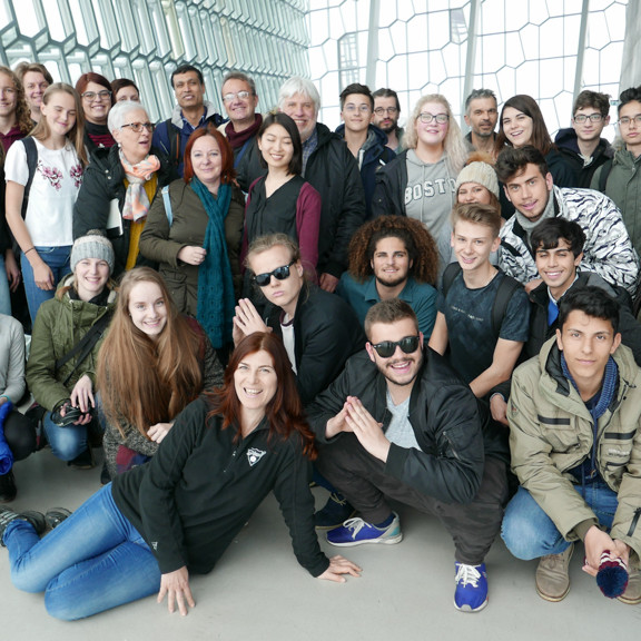 Á myndinni má sjá þátttakendur í heimsókn í Hörpunni með nokkrum nemendum og kennurum úr FSu