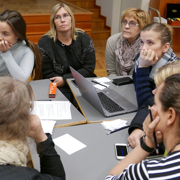 Umræður á skólafundi fara fram í blönduðum hópum.