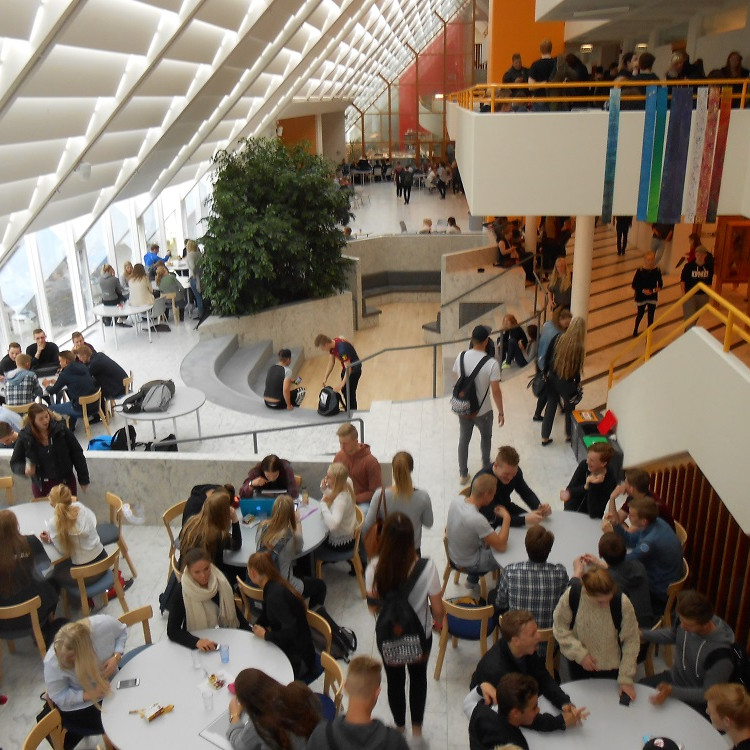 Skólinn kominn af stað