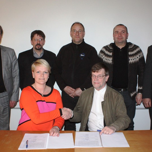 Samningur um skólaakstur undirritaður