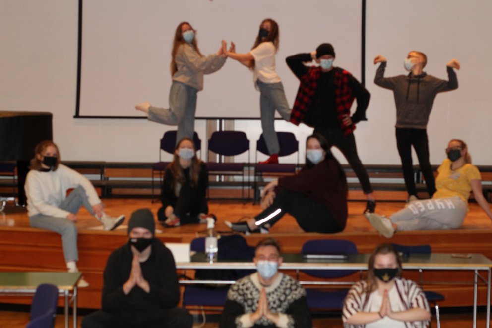 Nemendur frumsýndu örverk eftir nemendur í íslensku... með grímur.