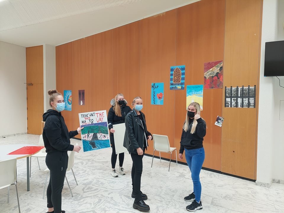 Nemendur í félagsfræði útbjuggu veggspjöld með kynningarefni um málefni flóttafólks.