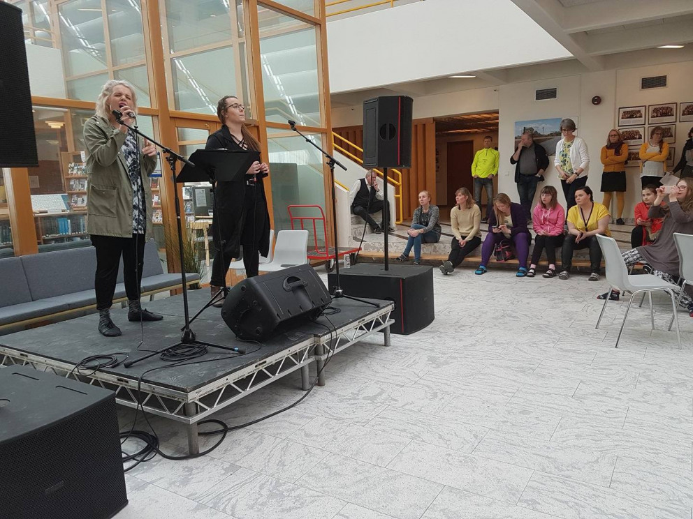 Söngur og umhverfismál á gulum Regnbogadegi