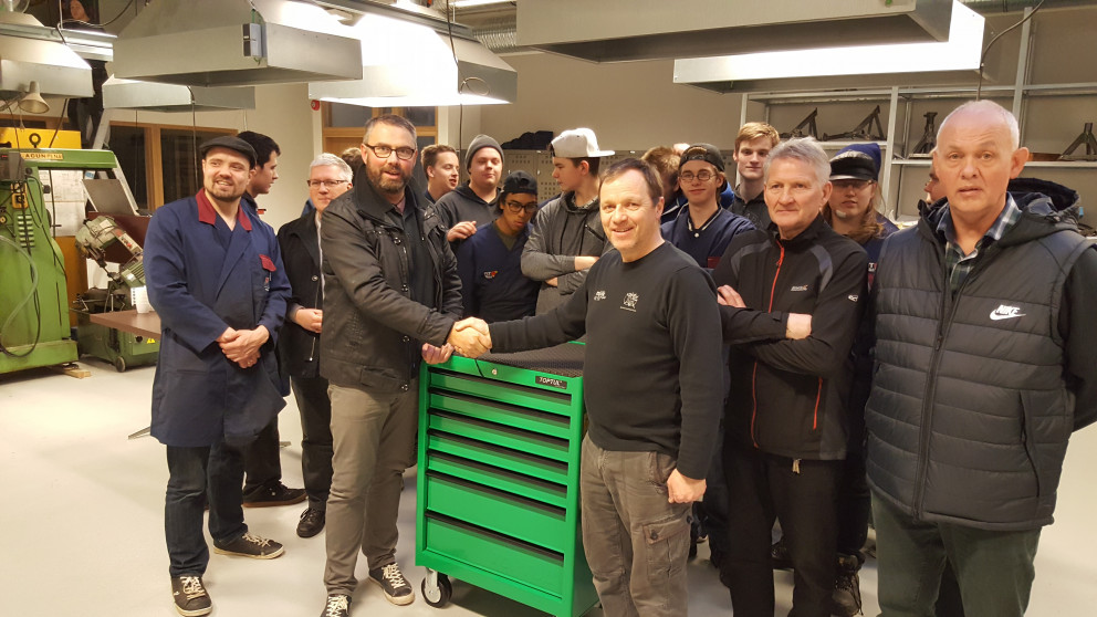 Föstudaginn 2. desember færðu  Jötunn Vélar málmsmíðadeildinni forláta verkfæravagn að gjöf.