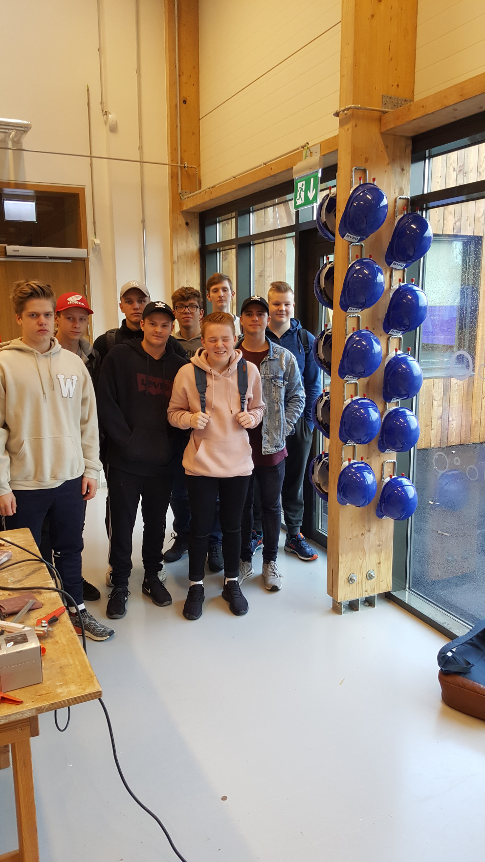 Allir upp með hjálmana