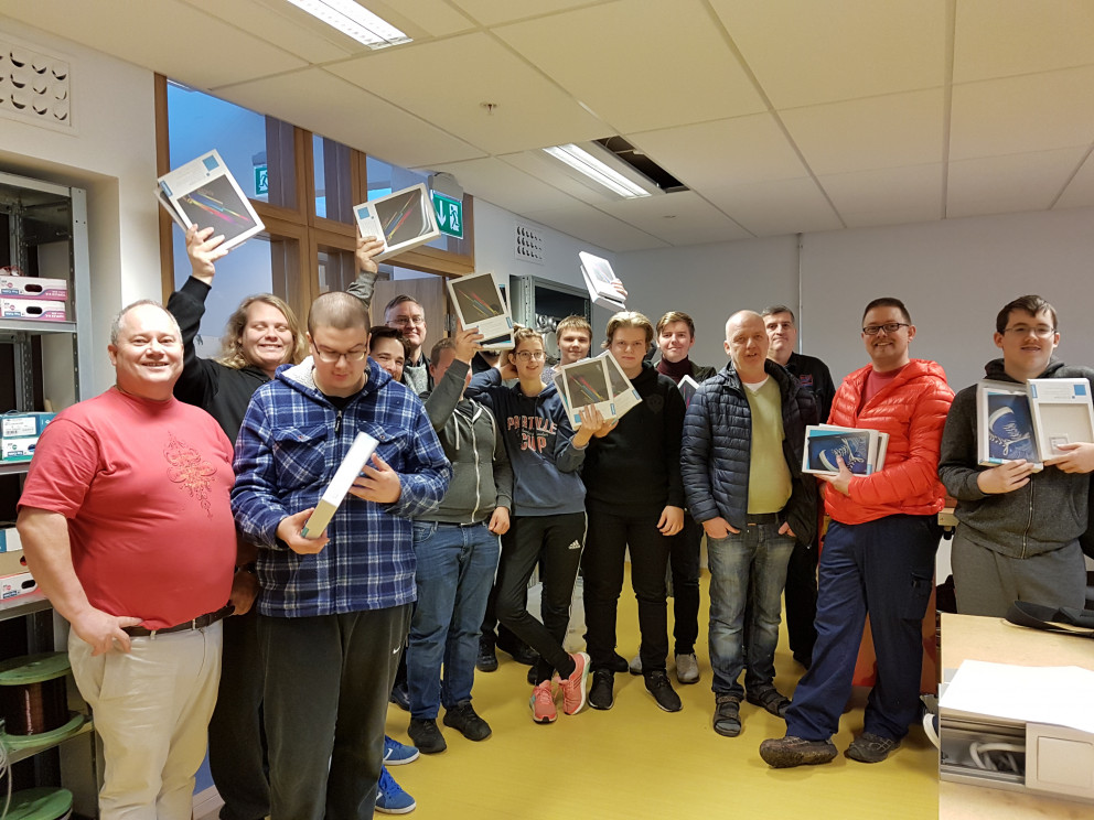 Nemendur voru kampakátir með gjöfina.