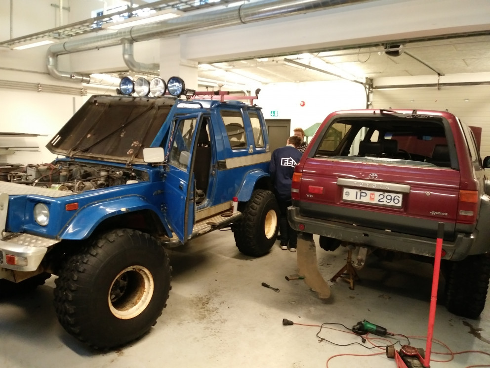 Nemendur komu með græjurnar sínar, bíla og vélar í skólann.