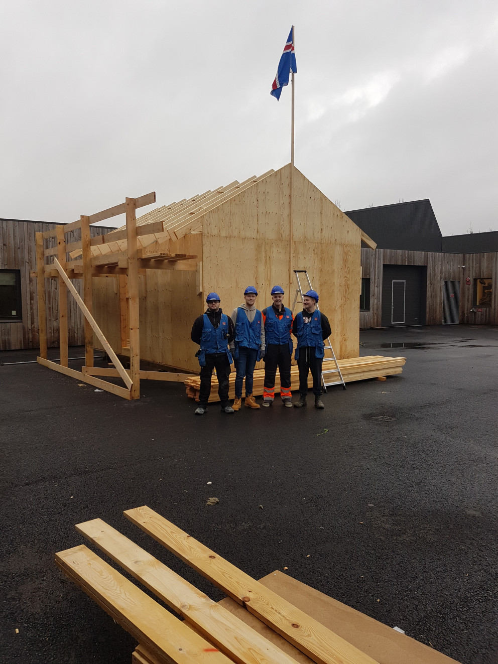 Nemendur flögguðu þegar lokið var við að reisa sperrur í sumarhús.