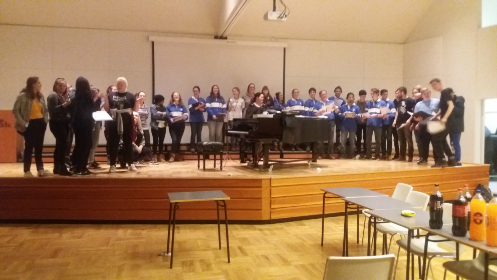 Skólakór FSu og Kingwood kórinn tóku lagið saman.