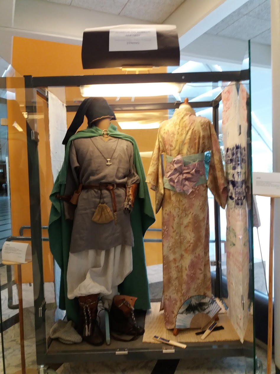 Norður og austur mætast - fallegir búningar eftir nemendur í hönnuardeild FSu.