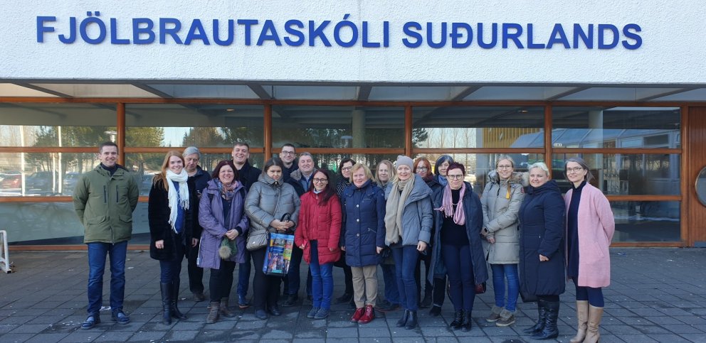 Eistneski hópurinn fyrir framan skólann.