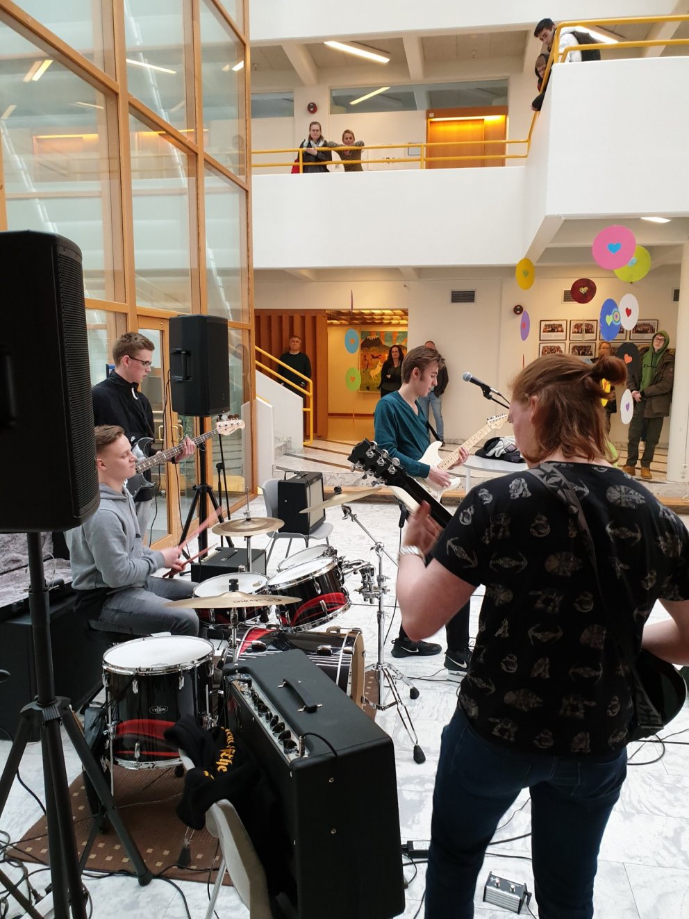 Hljómsveitin No sleep lék fyrir nemendur.