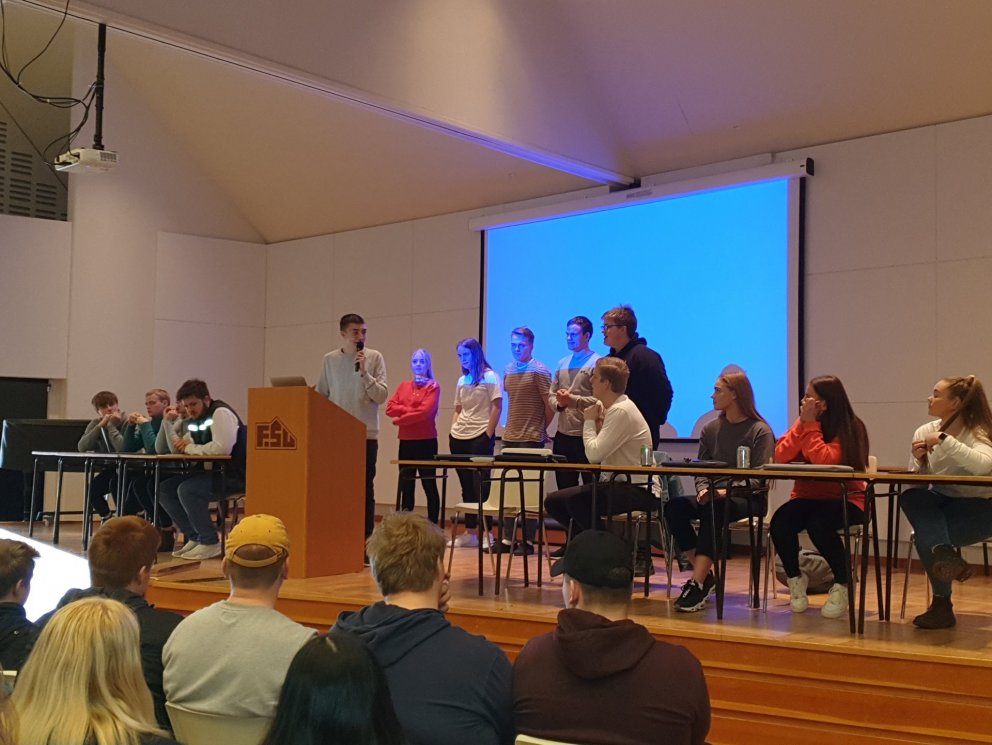 Mynd tekin á fundi þar sem stjórnarskipti fóru fram.