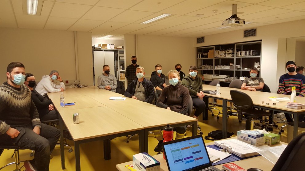 Sigurður Ágúst Pétursson, kennari í rafmagnsfræði með nemendum í rafvirkjun í kvöldskóla FSu.