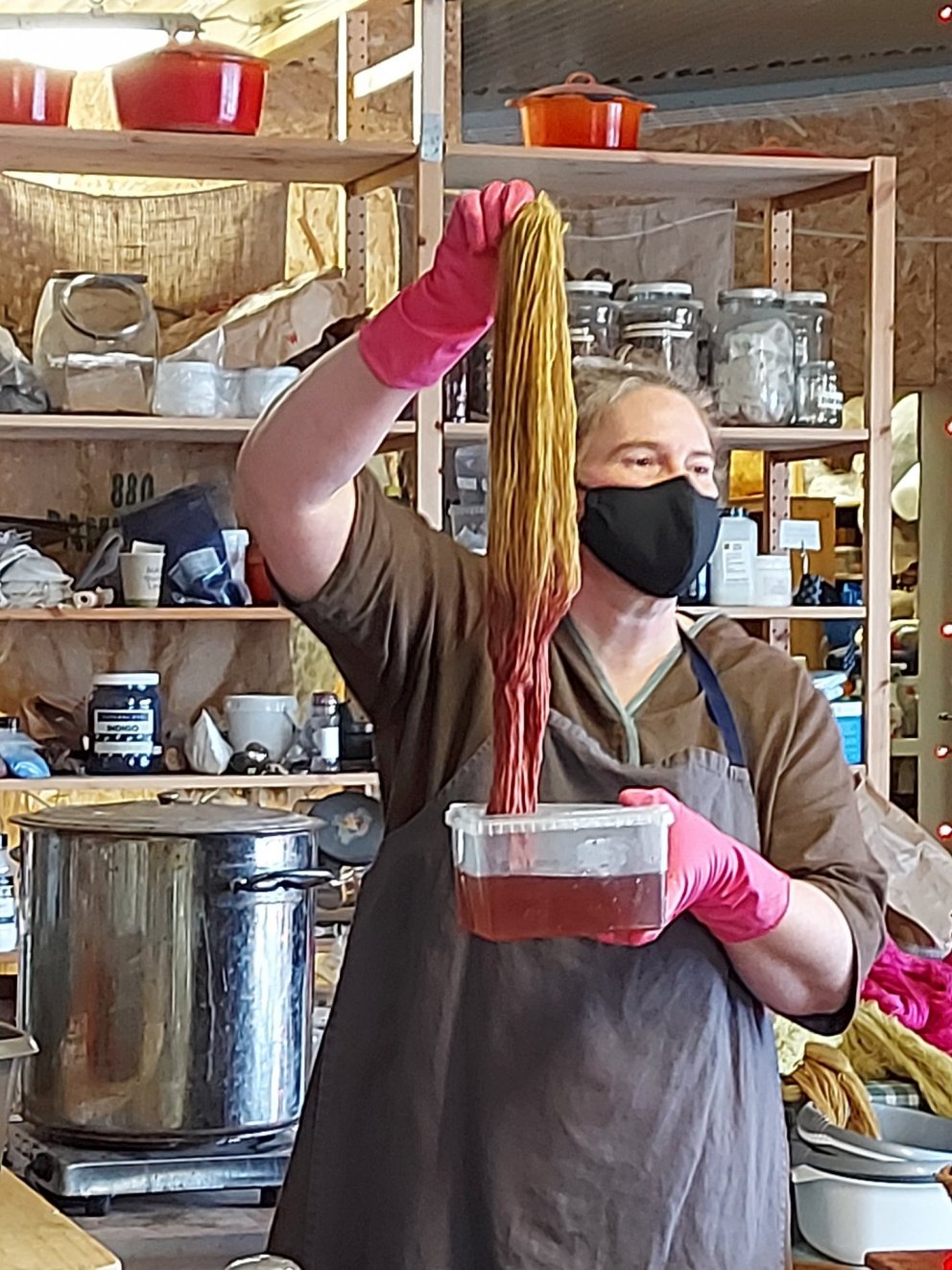 Guðrún Bjarnadóttir sýndi nemendum hvernig jurtir eru notaðar til að lita efni.