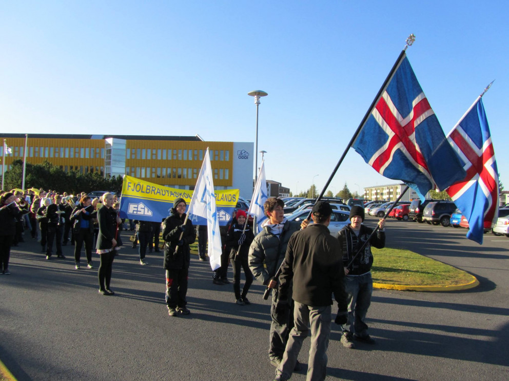 Mynd tekin á 30 ára afmælishátíð skólans.