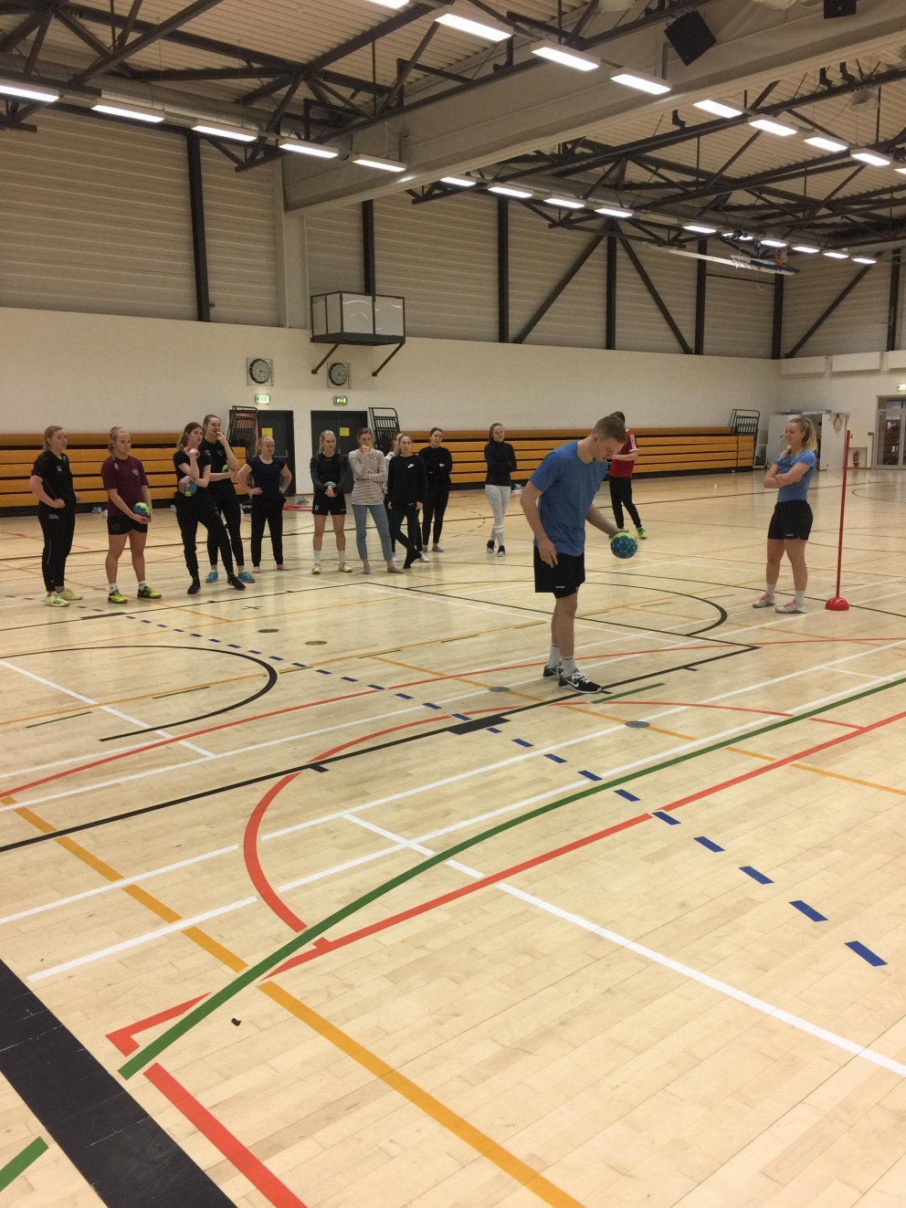 Ómar Ingi Magnússon, landsliðsmaður í handbolta, heimsótti nemendur í handboltaakademíunni.