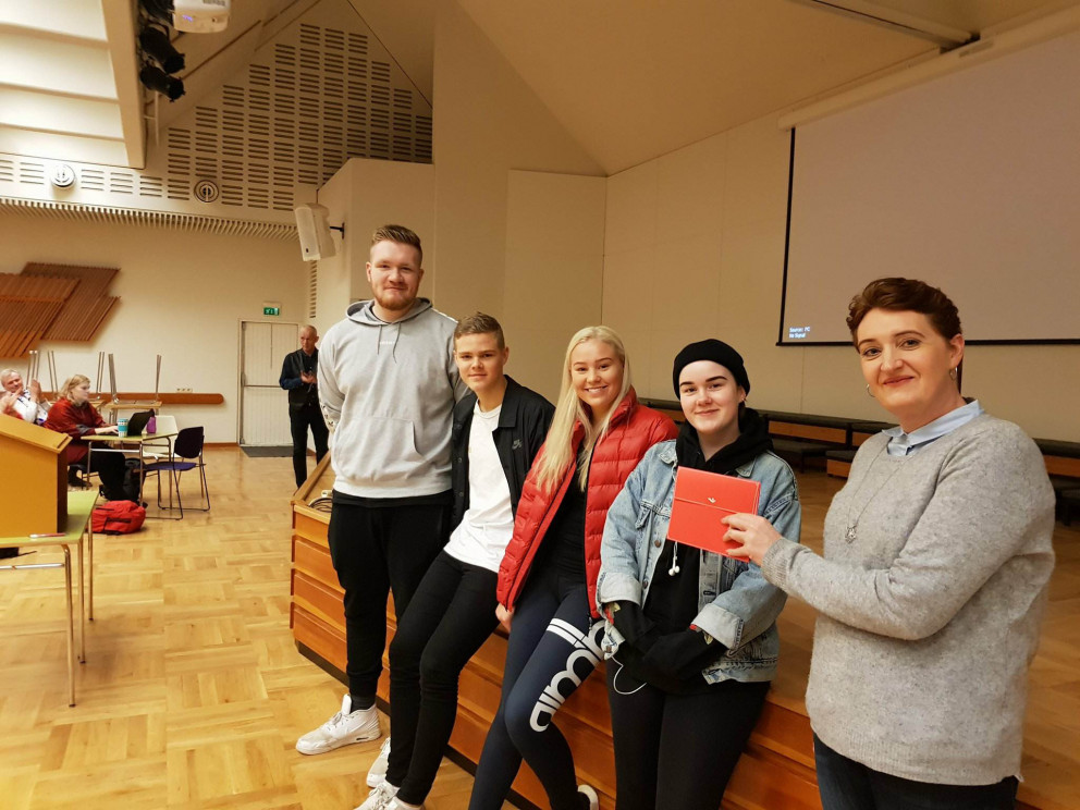 Nemendur gáfu afgang af söfnunarfé vegna námsferðar í Sjóðinn góða. Séra Guðbjörg Arnardóttir tók vi…