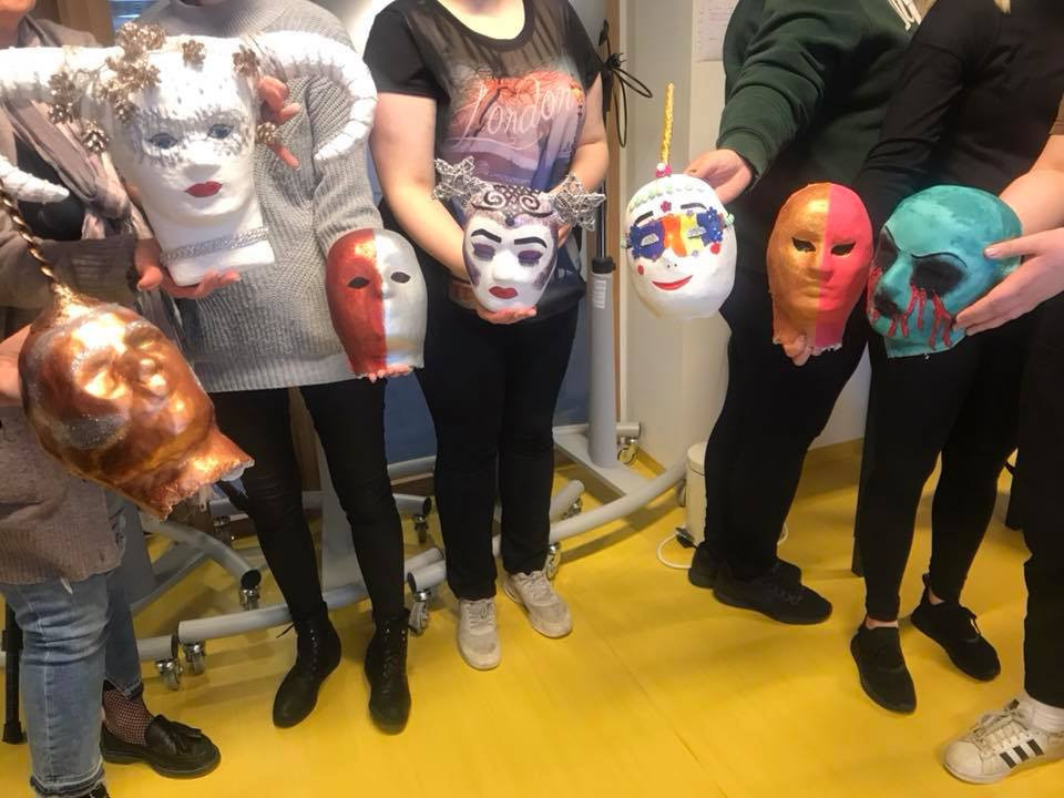 Grímugerð er verkefni í hársnyrtiiðn.