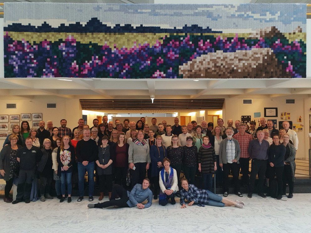 Starsfólk stillti sér upp undir reflinum á síðasta kennarafundi annarinnar.