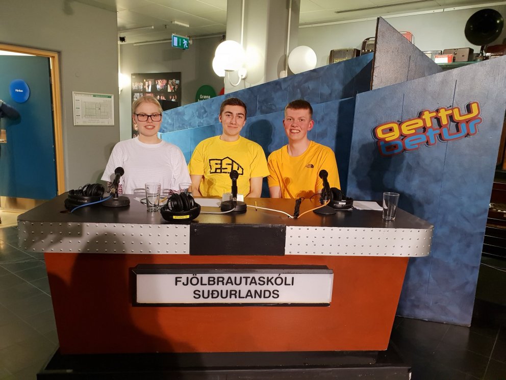 Lið FSu skipa þau: Guðný Von Jóhannesdóttir, Sólmundur Magnús Sigurðarson og Svavar Daðason.