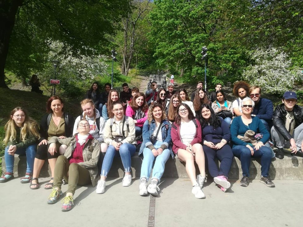 Nemendur og kennarar í erasmus+ verkefninu. Á myndina vantar Helga Hermannsson og Jórunni Jónasdóttu…