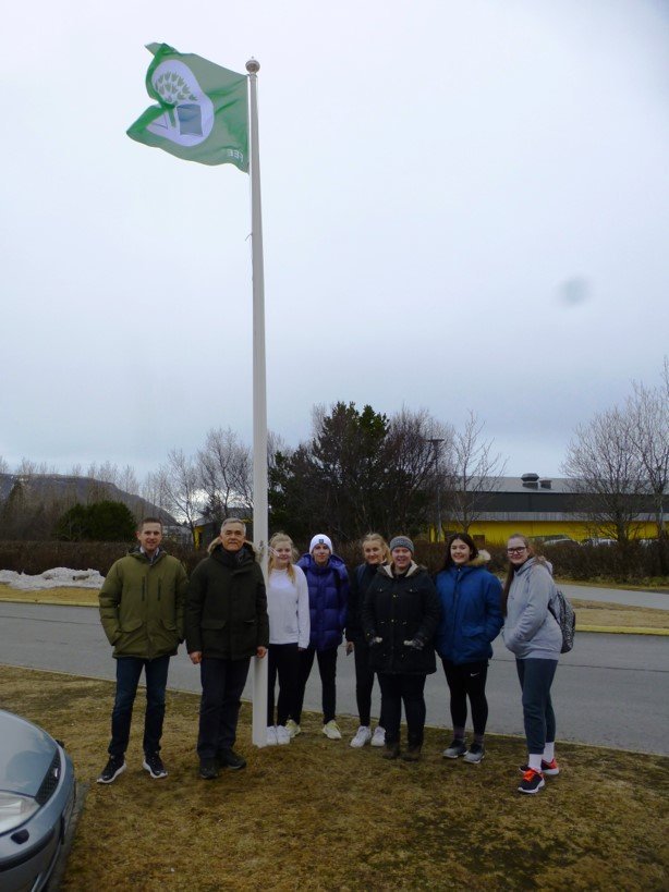 Skólameistari, umhverfisnefnd FSU og Ólafur Einarsson, kennari við fánann góða.
