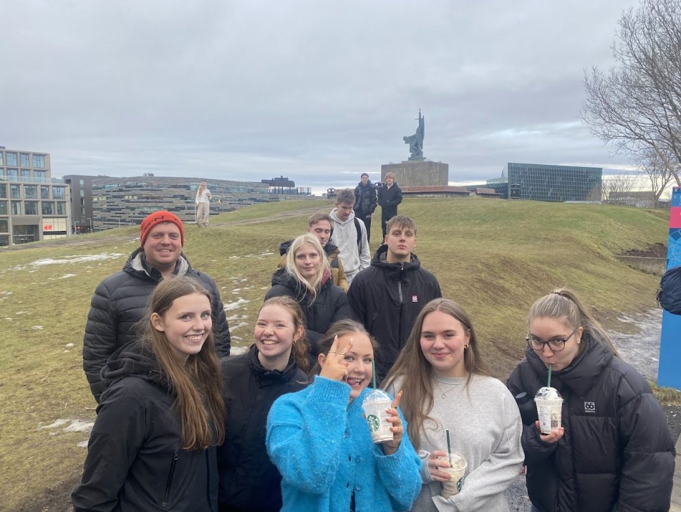 Í LEIT AÐ BARNAMENNINGU