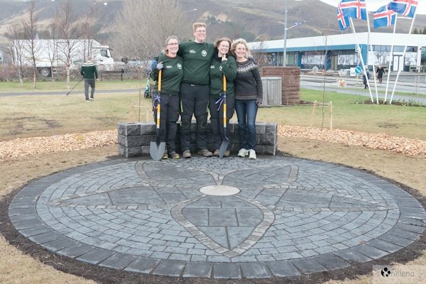 Stoltir verðandi skrúðgarðyrkjufræðingar ásamt Guðríði Helgadóttur, sviðsstjóra garðyrkjubrauta á Re&hellip;