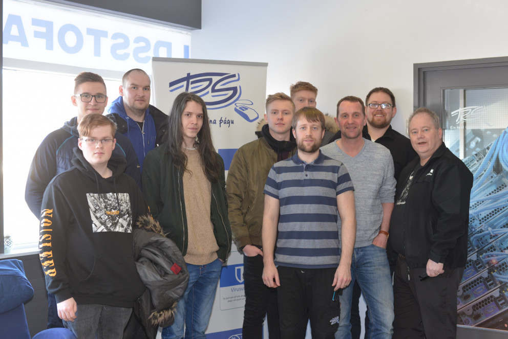 Nemendur heimsóttu fyrirtækið TRS á Selfossi og fengu kynningu á ljósleiðurum.