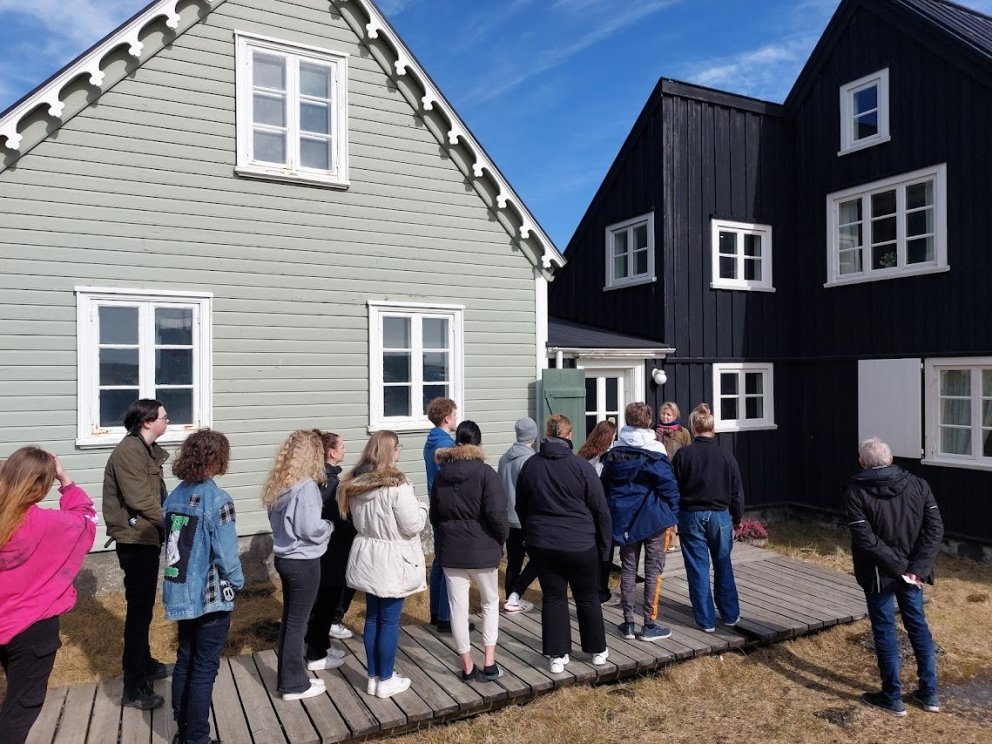 Í LEIT AÐ GLÖTUÐUM TÍMA