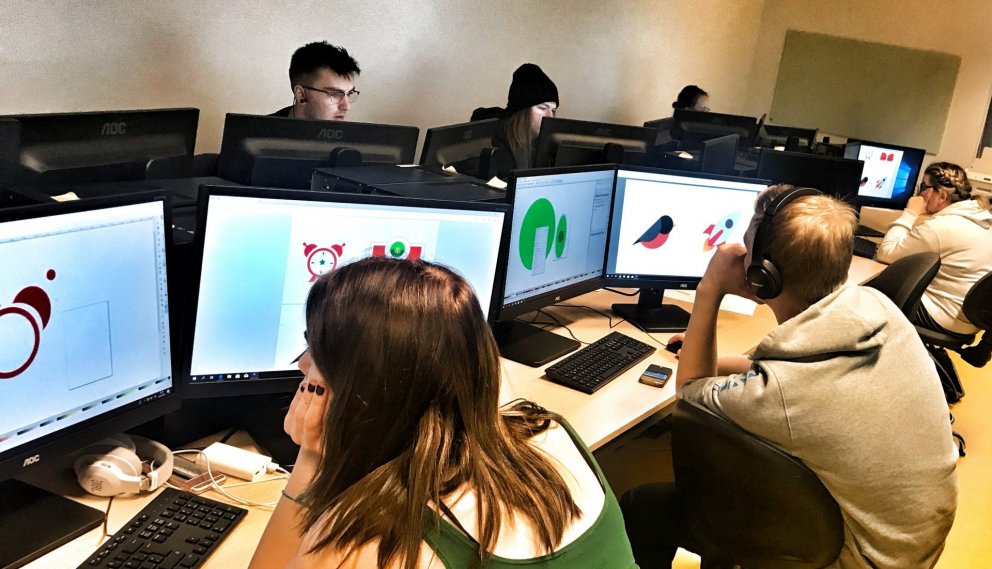 Nemendur læra meðal annars á tæki og tól tvívíddar vector forritsins Inkscape.