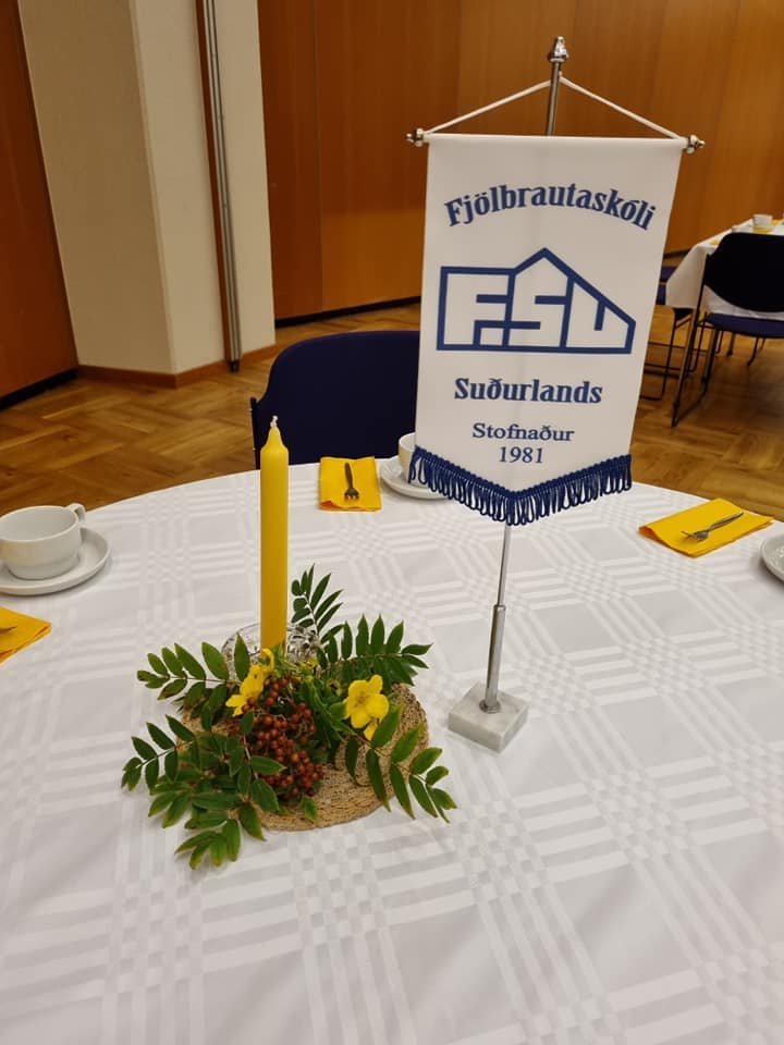 SKÓLASTARF TIL FJÖRUTÍU OG ÞRIGGJA ÁRA