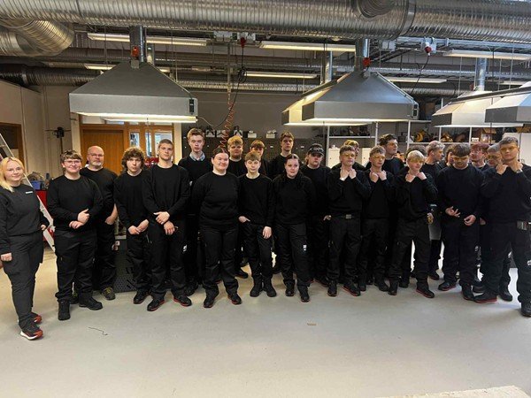 VÉLVIRKJANEMENDUR KLÆÐAST HLÍFÐARFATNAÐI