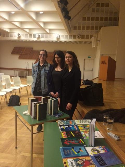 Á myndinni eru Gerður Kristný og þær stöllur Sól og Eva.