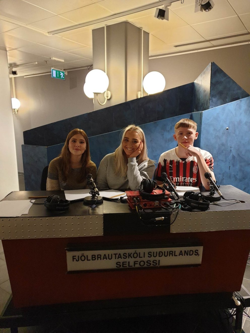 Á myndinni úr hljóðstúdíói RÚV má sjá frá vinstri Elínu Karlsdóttur, Ásdísi Aldísi Hreinsdóttur og H…