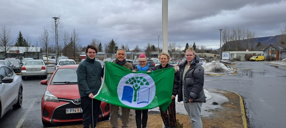 GULUR AÐ UTAN – GRÆNN AÐ INNAN