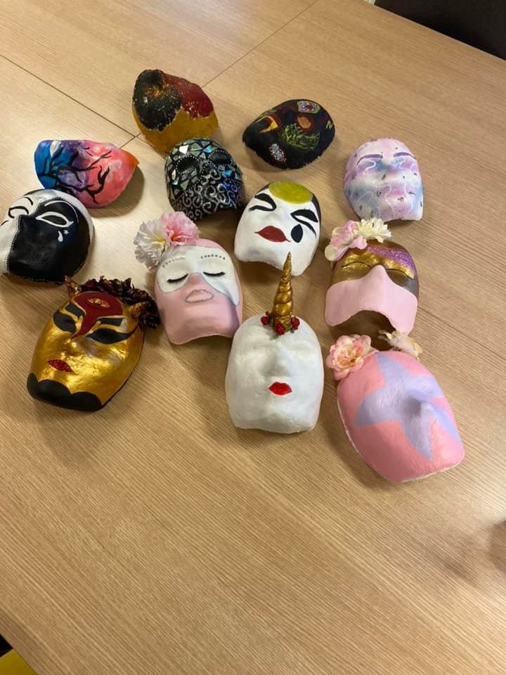 Nemendur í hársnyrtiiðn gerðu þessar fallegu grímur.