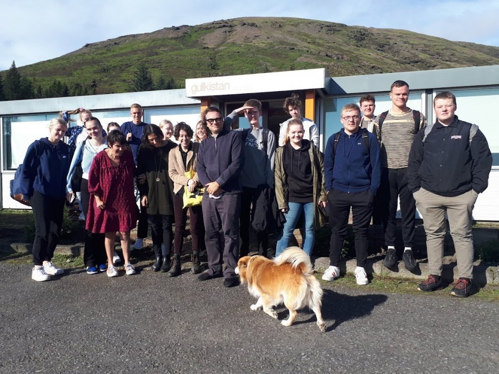 NEMENDUR FSu SÆKJA GULLKISTUNA HEIM