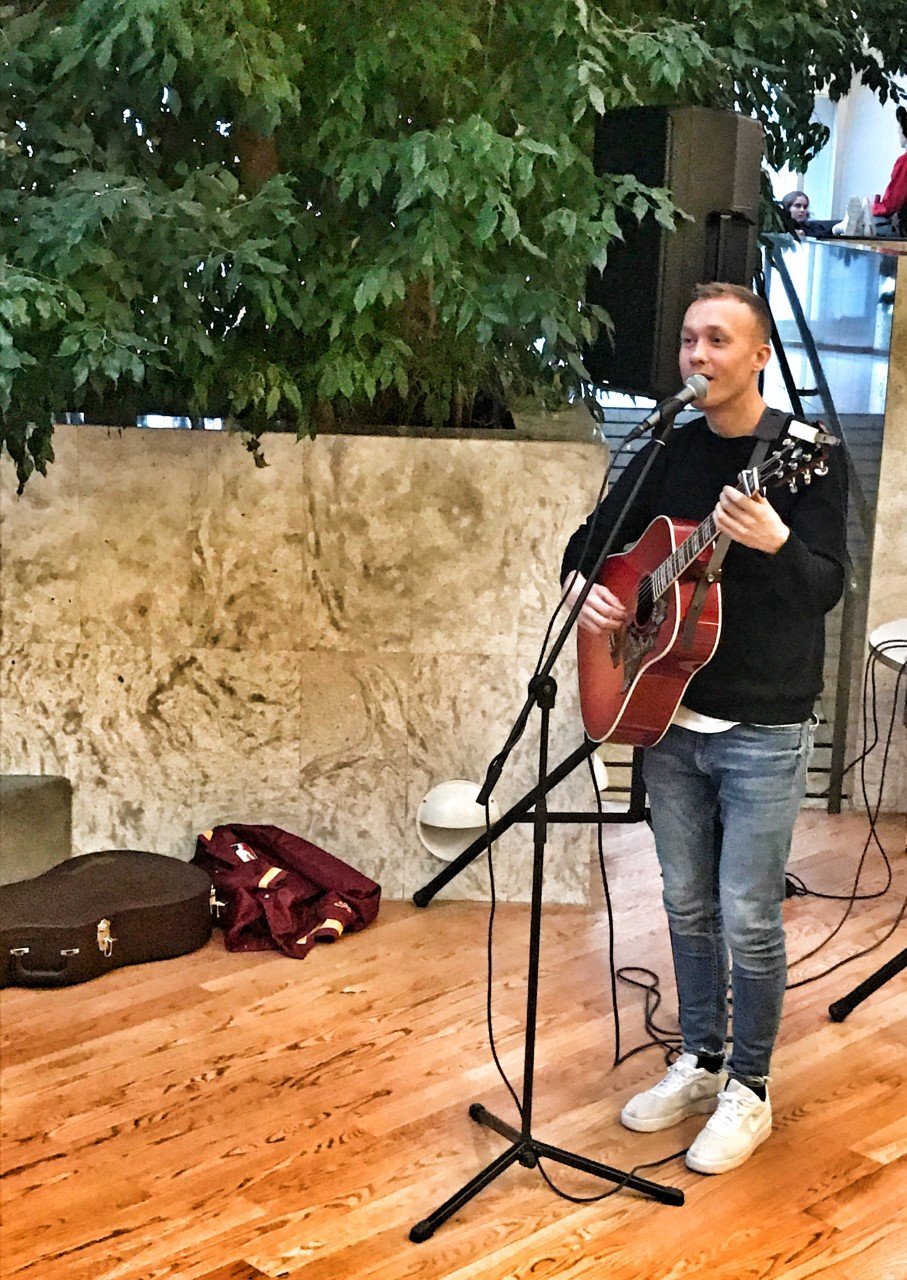 Gummi Tóta tók lagið fyrir nemendur.