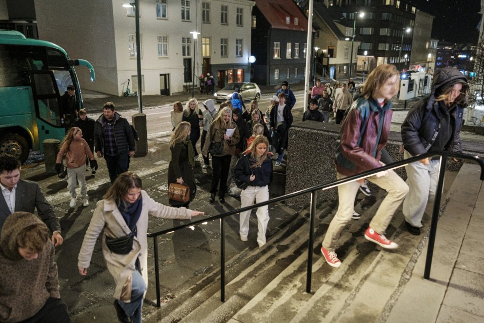 MYNDIN sem fylgir þessari frétt tók ljósmyndarinn GOLLI af nemendum FSu að koma SEINT til leiksýning&hellip;