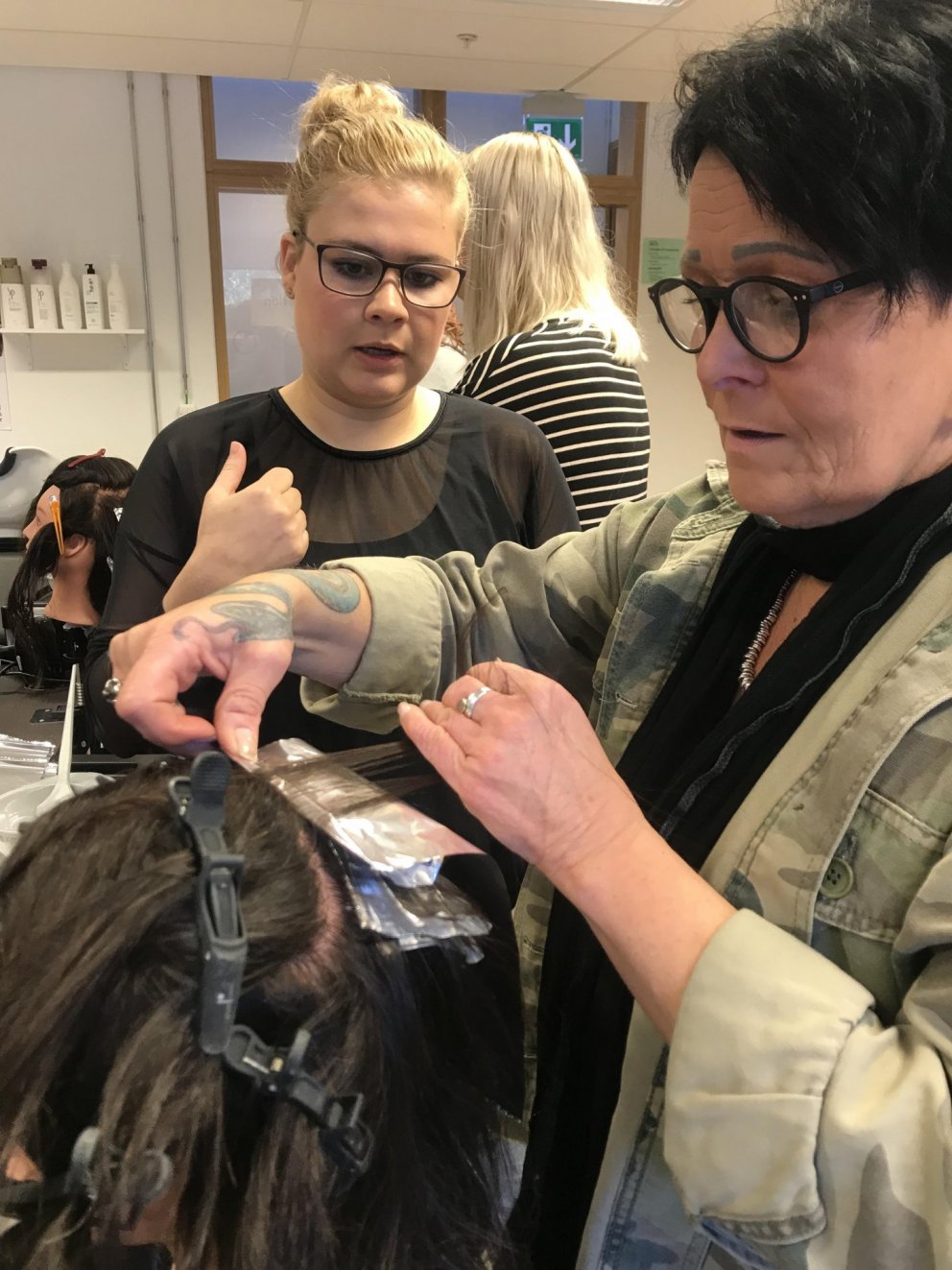 Gestakennarar í hársnyrtiiðn kenndu nemendurm stríputækni.